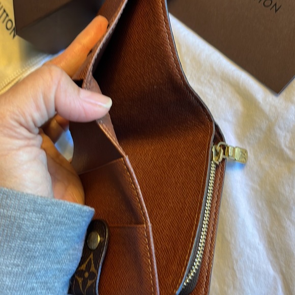 𝐀𝐔𝐓𝐇𝐄𝐍𝐓𝐈𝐂 𝐋𝐎𝐔𝐈𝐒 𝐕𝐔𝐈𝐓𝐓𝐎𝐍 𝐂𝐨𝐦𝐩𝐚𝐜𝐭 𝐖𝐚𝐥𝐥𝐞𝐭 - Picture 8 of 16